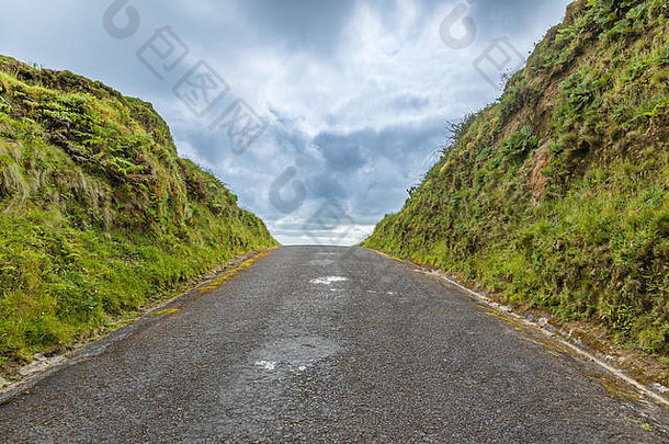 这条路一直延伸到地平线，葡萄牙亚速尔群岛的圣米格尔岛