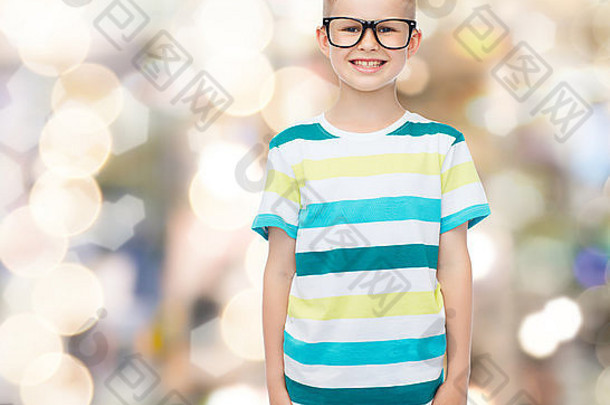 戴眼镜微笑的小男孩