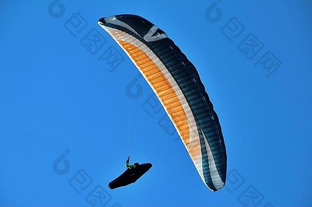 德国巴登巴登附近黑森林上空的滑翔伞