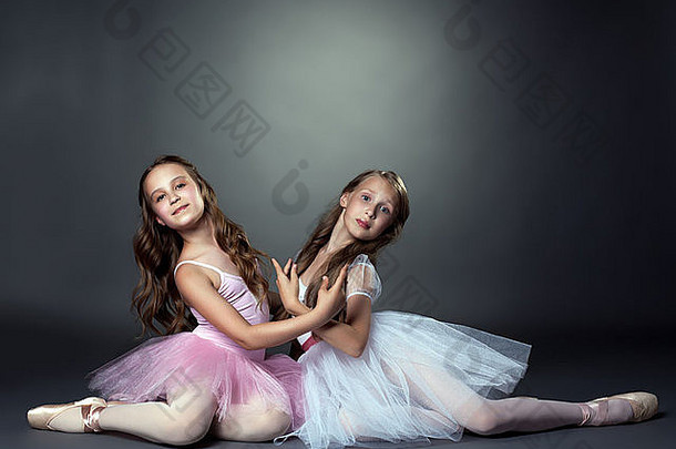 两位优雅芭蕾舞演员的摄影棚镜头
