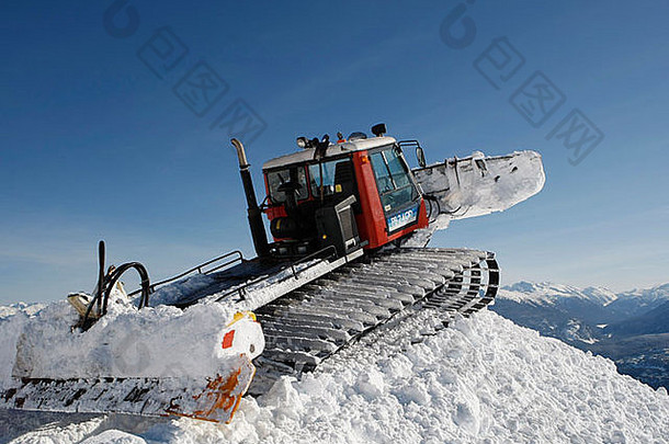 雪地猫用犁雪来搭建滑雪板跳跃