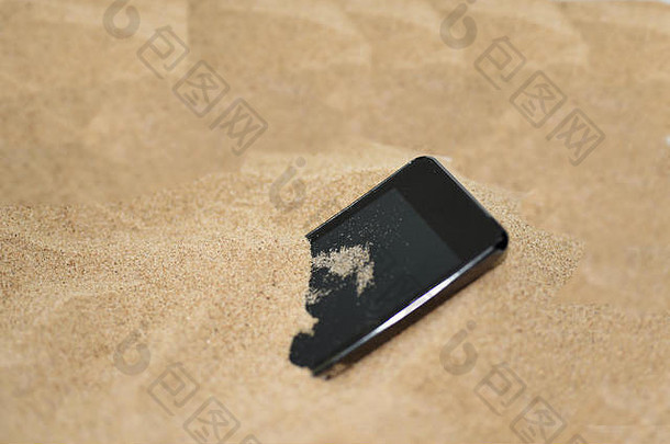 沙滩上的手机。