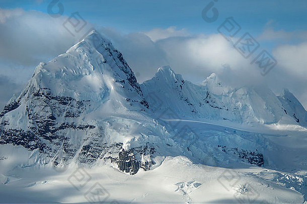 南极洲的山地景观。