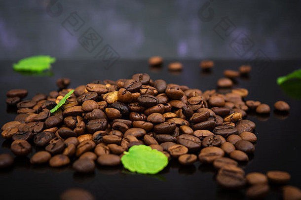 深色背景上的咖啡豆
