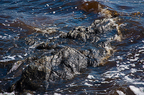高地湖水覆盖的岩石