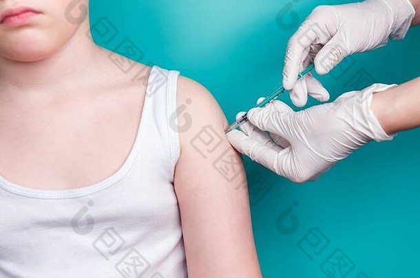 医生注射器接种疫苗孩子接种承担