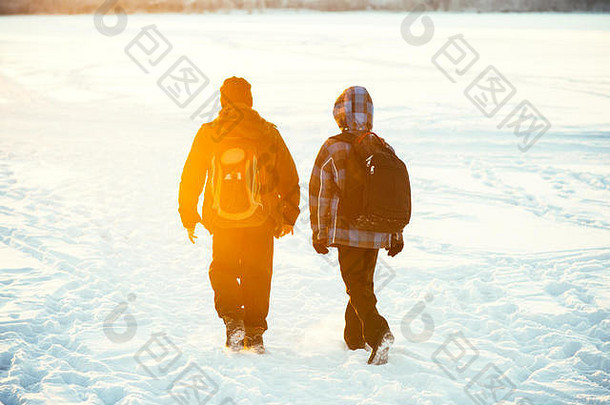 孩子们的朋友们带着学校的背包散步冬天下雪的天气
