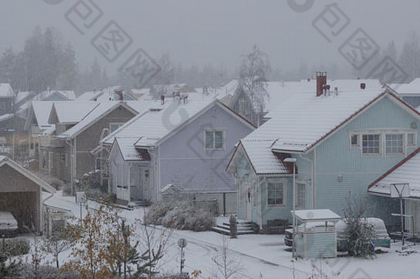 冬季郊区的芬兰房屋