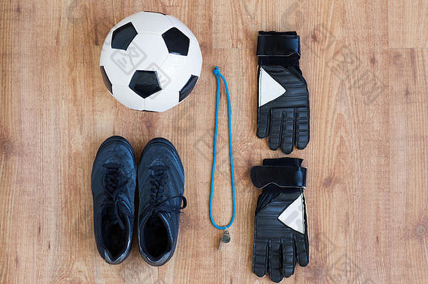 足球、靴子、口哨和手套的特写镜头