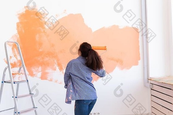 跳舞有趣的女人绘画墙公寓改造重新装饰概念