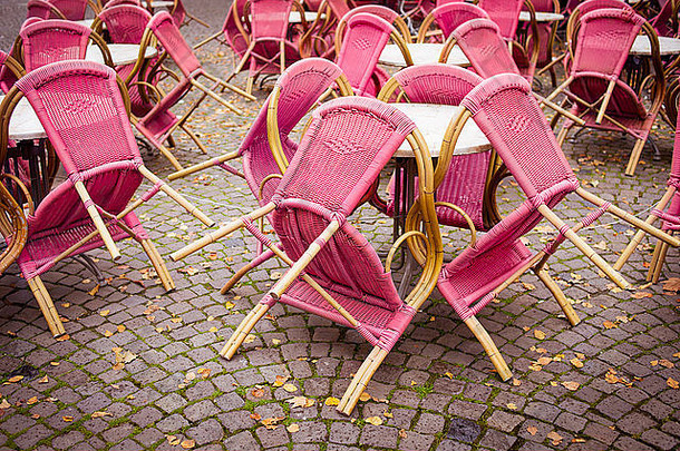 关闭户外咖啡馆阳台粉红色的椅子