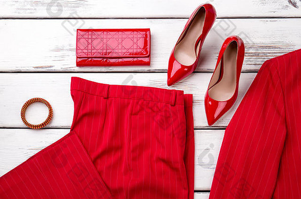 特写红色高跟鞋、衣服和配件。