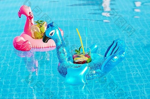 新鲜的coctail莫吉托充气玩具游泳池假期概念