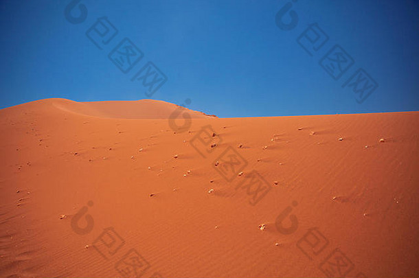 沙漠和蓝天中的沙丘。