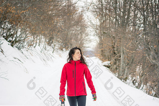 快乐女徒步旅行者走雪山路径