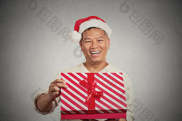 特写镜头肖像快乐兴奋惊讶中间岁的男人。开放打开红色的礼物盒子孤立的灰色墙背景享受现在积极的