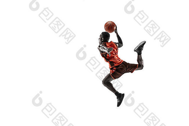 在白色工作室背景上，一名篮球运动员拿着一个孤立的球的全长肖像。广告概念。适合非洲裔美国运动员带球跳跃。运动，活动，运动概念。