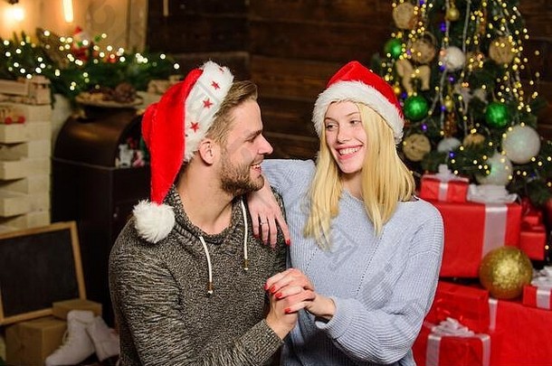 情侣圣诞树背景。相爱的夫妇享受圣诞节的庆祝活动。男女朋友一家欢度寒假。全世界都在庆祝的节日。