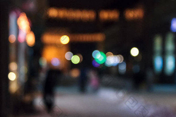 街道上城市灯光的散焦背景。可爱的寒假概念。