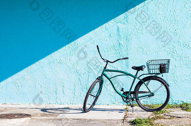 带蓝墙挂篮的通勤自行车