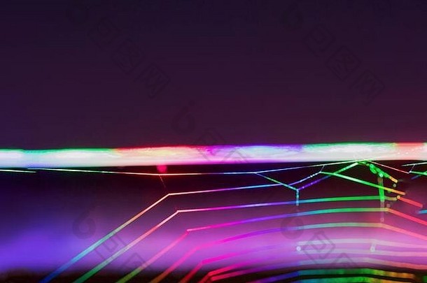 深色背景上明亮的超彩色蜘蛛网或蛛网。技术背景概念。霓虹灯照明。拷贝空间