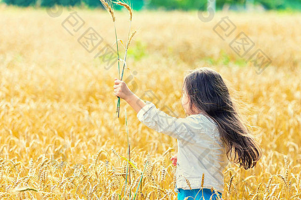 快乐女孩长头发走小麦场