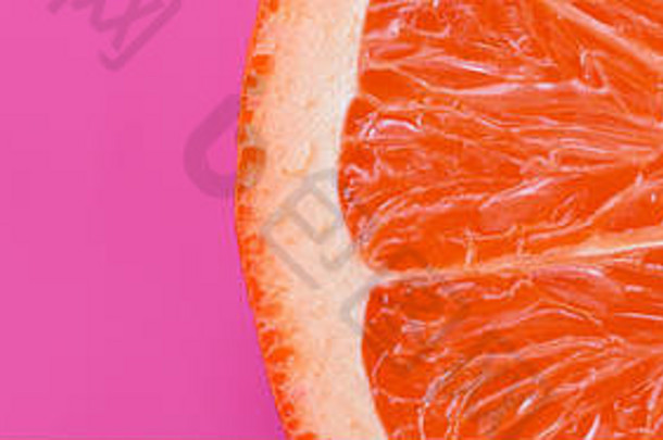 紫色明亮背景上一片<strong>葡萄柚</strong>的俯视图。饱和柑橘纹理图像