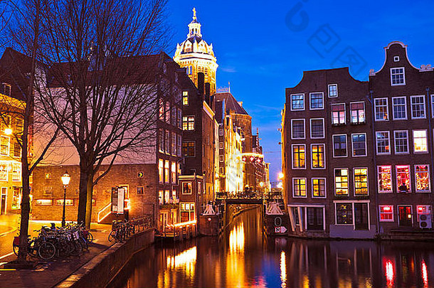 城市风景优美的阿姆斯特丹荷兰晚上
