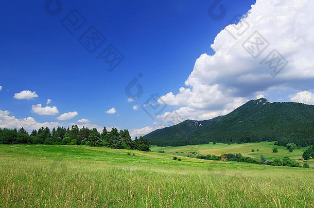 山景，绿色田野，蓝天白云