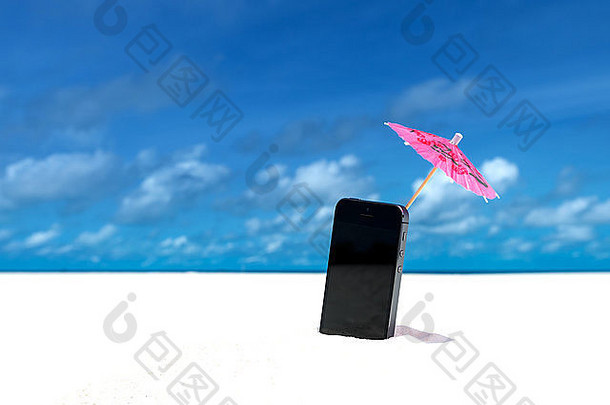 移动电话鸡尾酒伞海滩海背景