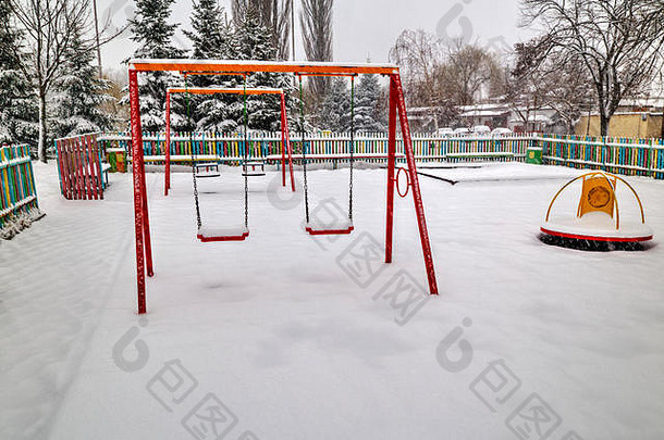 孩子们的操场上覆盖雪冬天