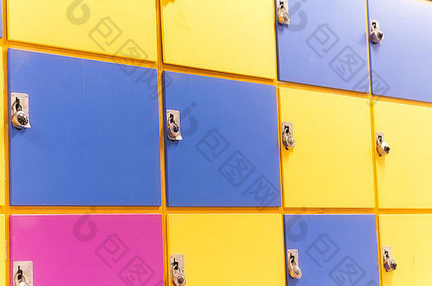 色彩鲜艳的学校储物柜黄色的蓝色的紫色的