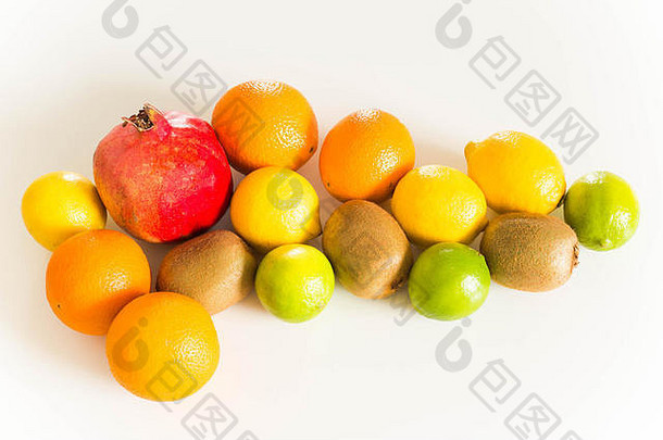 清淡的桌子上放着新鲜的水果