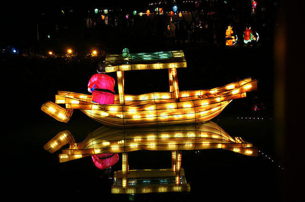 船灯。蒙特利尔的植物园每年都有的元宵节。