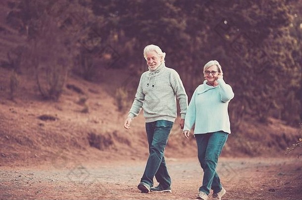复古色彩橙调的一对白种人老年男女在公园里一起散步，<strong>享</strong>受着乐趣-永远带着爱和<strong>尊</strong>重生活-nic