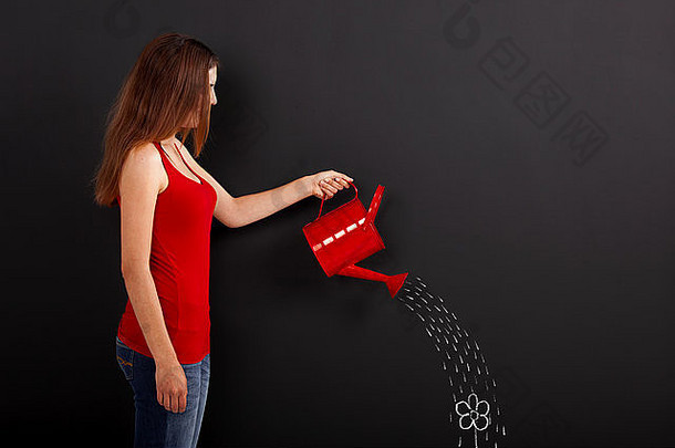 女人持有浇水前面黑板花水滴设计