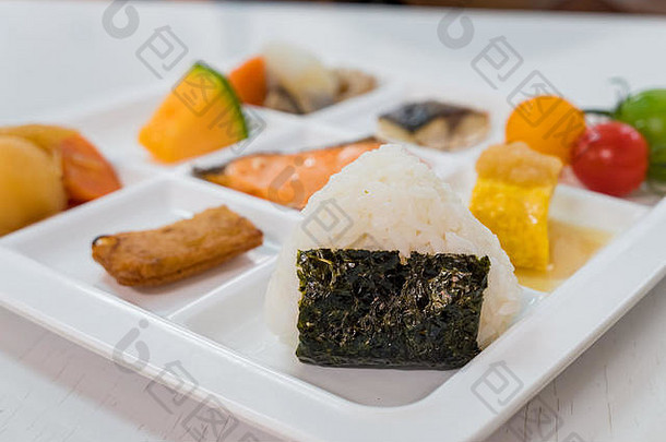 传统日式早餐的特写镜头，3乘3格，在日本北海道吃