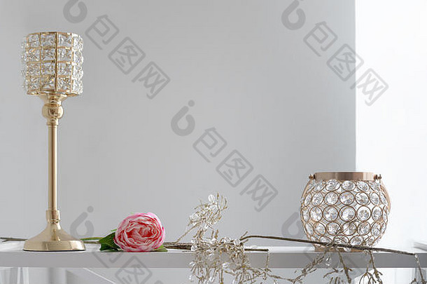 金色和水晶烛台-白色木架上的金色家居配件