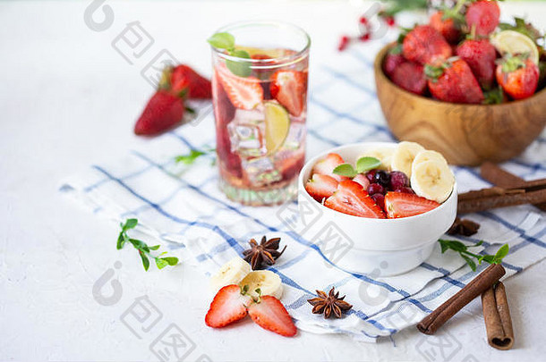 夏季背景的香蕉草莓和浆果健康早餐