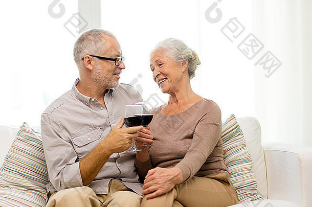 幸福的老年夫妇，喝着一杯红酒