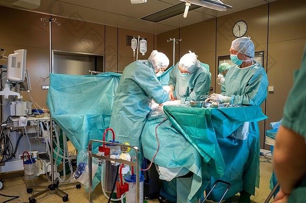 在手术室里，剖腹产是由外科团队进行的