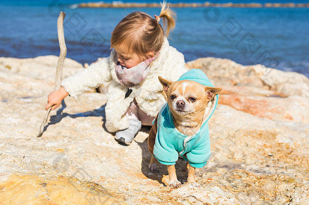 孩子宠物夏天假期概念女孩吉娃娃狗海滨