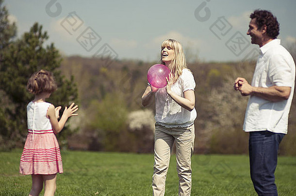 一家人在公园里互相扔球