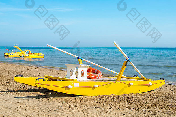 海滩上的黄色救生艇。意大利海滩