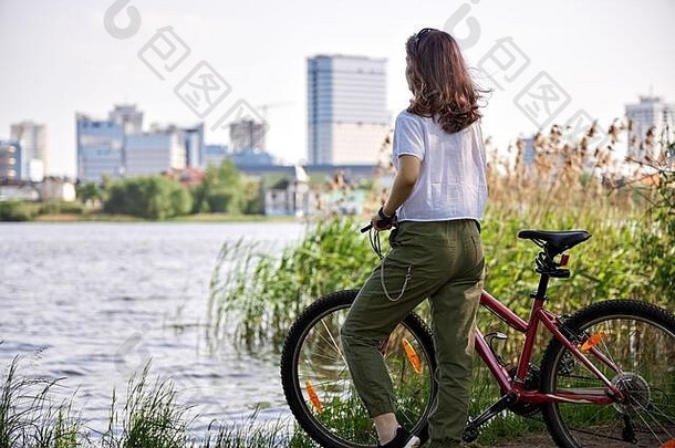 城市<strong>自行车</strong>少年女孩，城市<strong>自行车</strong>。积极的生活方式。