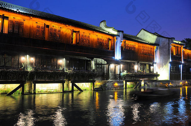点燃建筑衬里水运河桐乡乌镇风景优美的小镇西视图浙江省中国晚上