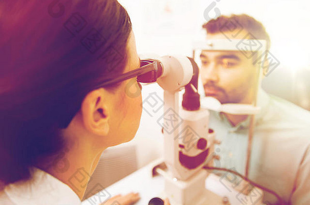 眼科诊所带裂隙灯的眼镜商和患者