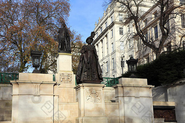 伊丽莎白王母和乔治六世的雕像，卡尔顿花园，帕尔广场，伦敦城，英国