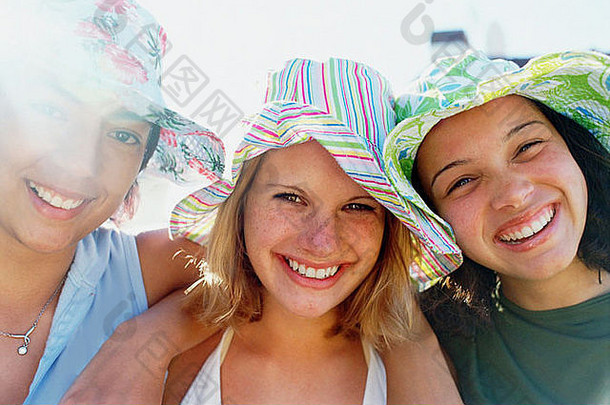 年轻的女孩行穿遮阳帽相机微笑