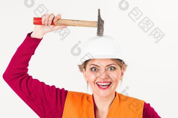 美丽的工程女人锤工具白色背景占领概念女人敲门头盔锤
